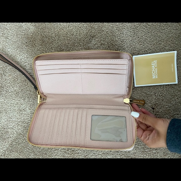 Michael Kors wallet/wristlet - Picture 3 of 4